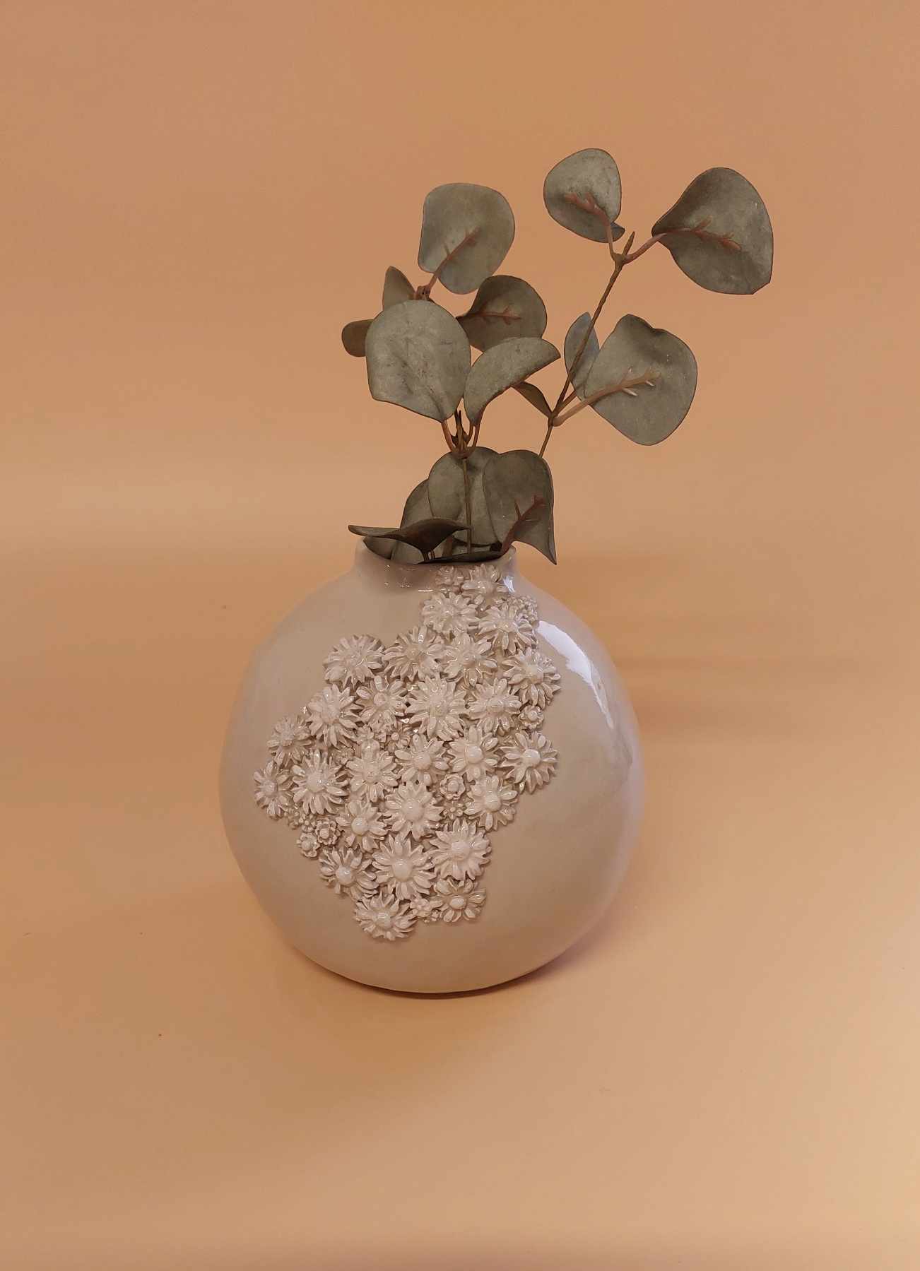 Vase med hvide blomster