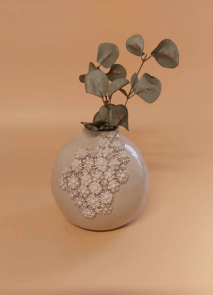 Vase med hvide blomster